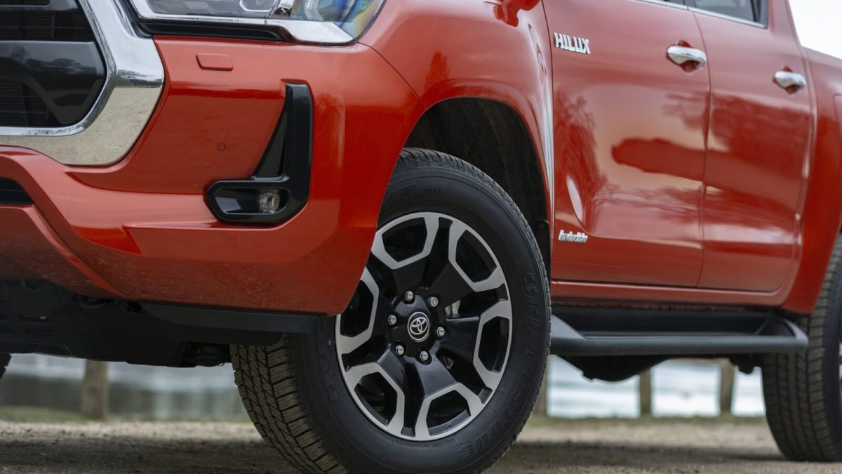 Toyota Hilux — переднее колесо и бампер