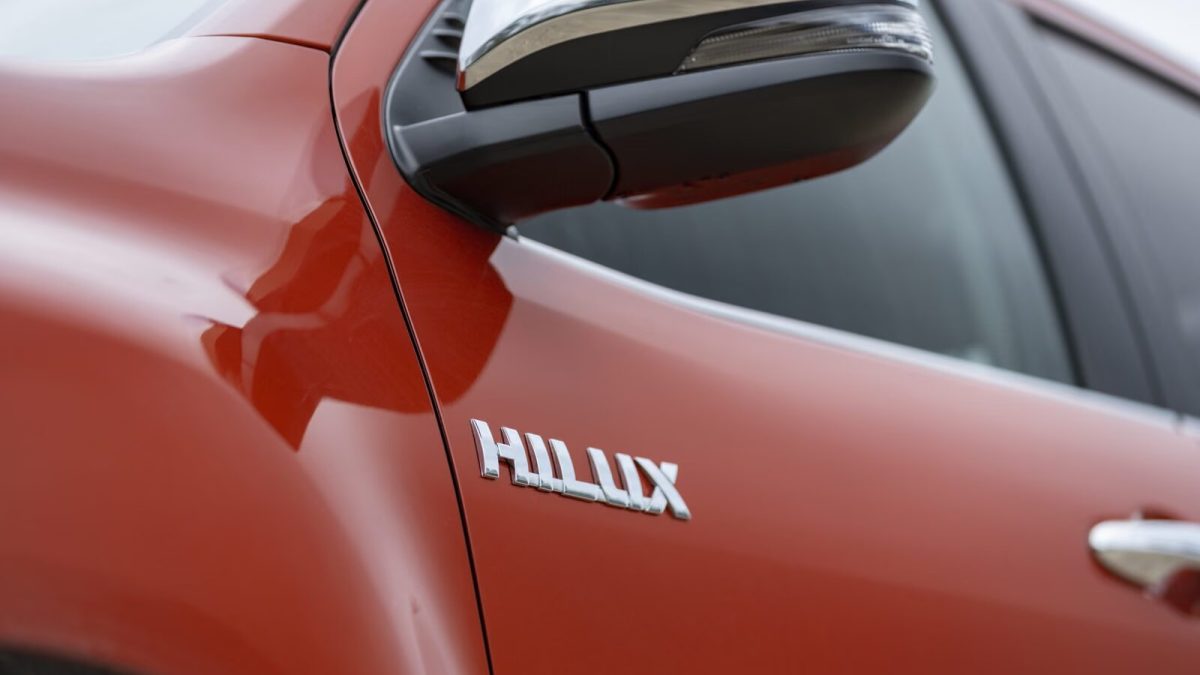 Toyota Hilux — зеркало и шильдик модели