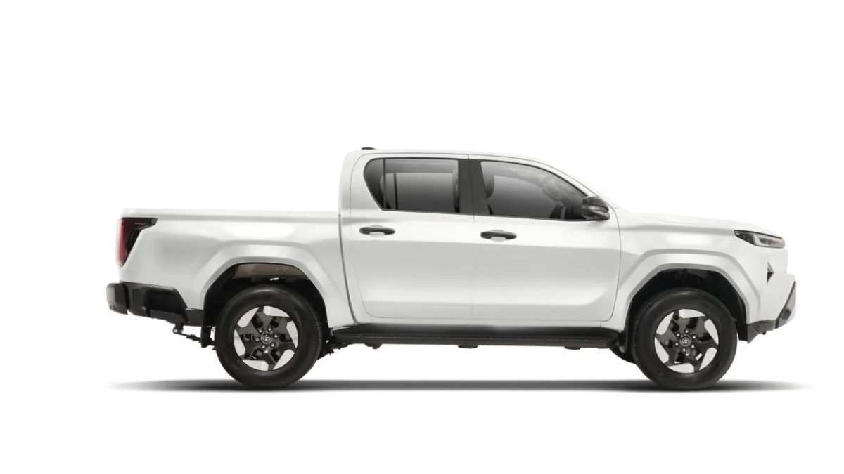 Белый Toyota Hilux в профиль