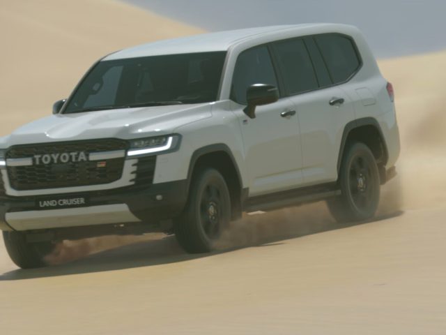 Toyota Land Cruiser 300 на песчаной дороге