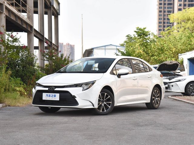 Toyota Levin — белый кузов спереди в три четверти