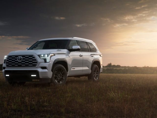 Toyota Sequoia 2026 на загородной площадке