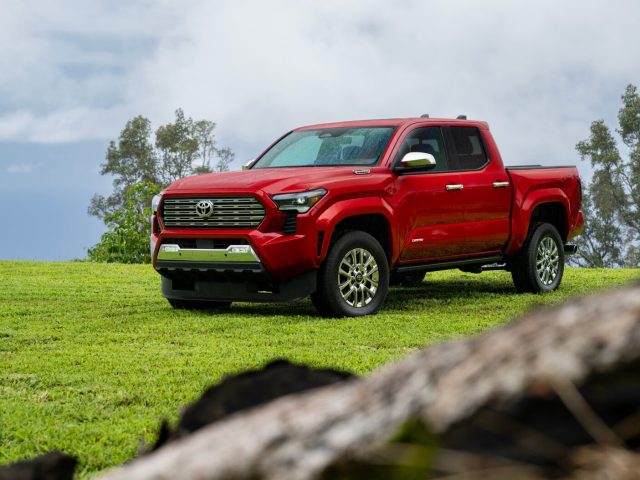 Красная Toyota Tacoma Limited 2025 на природе