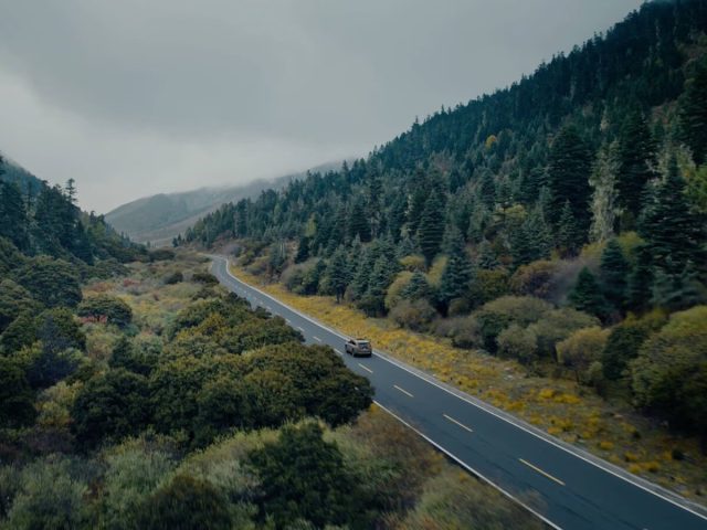 Toyota Wildlander на дороге среди гор