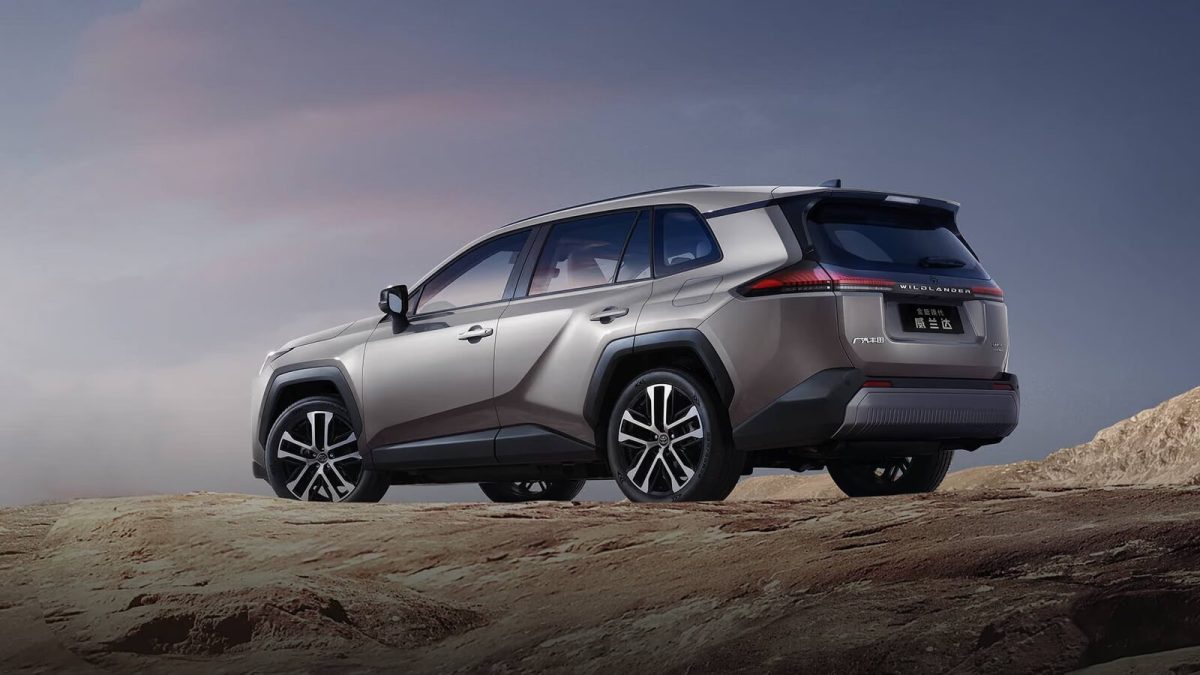 Toyota Wildlander сзади на каменистом фоне