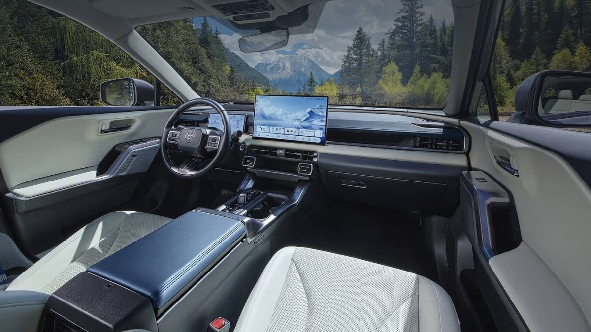 Передняя панель нового Toyota Wildlander
