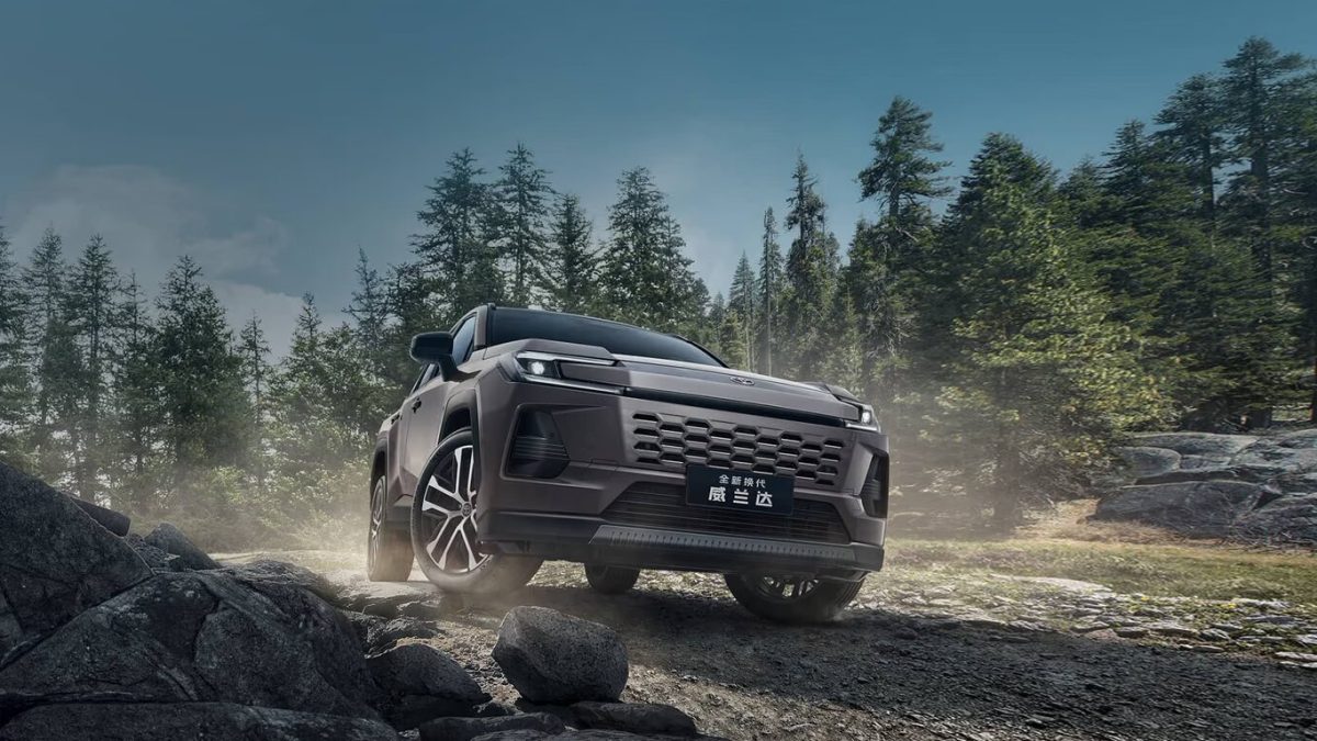 Toyota Wildlander на лесной дороге