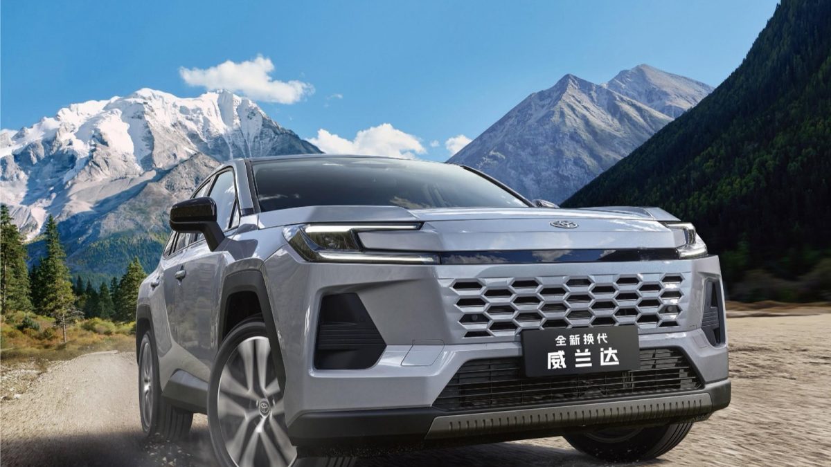 Toyota Wildlander на горной дороге