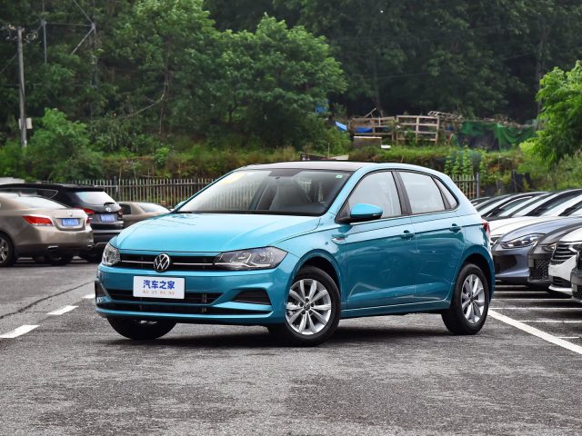 Volkswagen Polo Plus — голубой кузов спереди в три четверти
