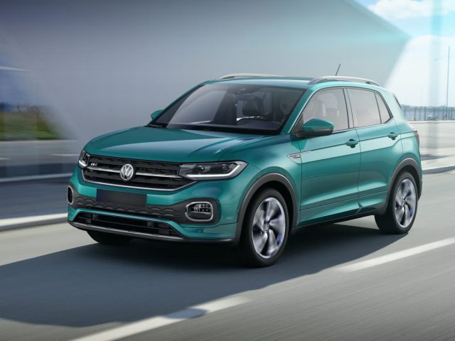 Бирюзовый Volkswagen T-Cross в движении, вид спереди в три четверти