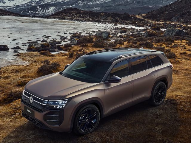 Volkswagen Teramont Pro в горном пейзаже